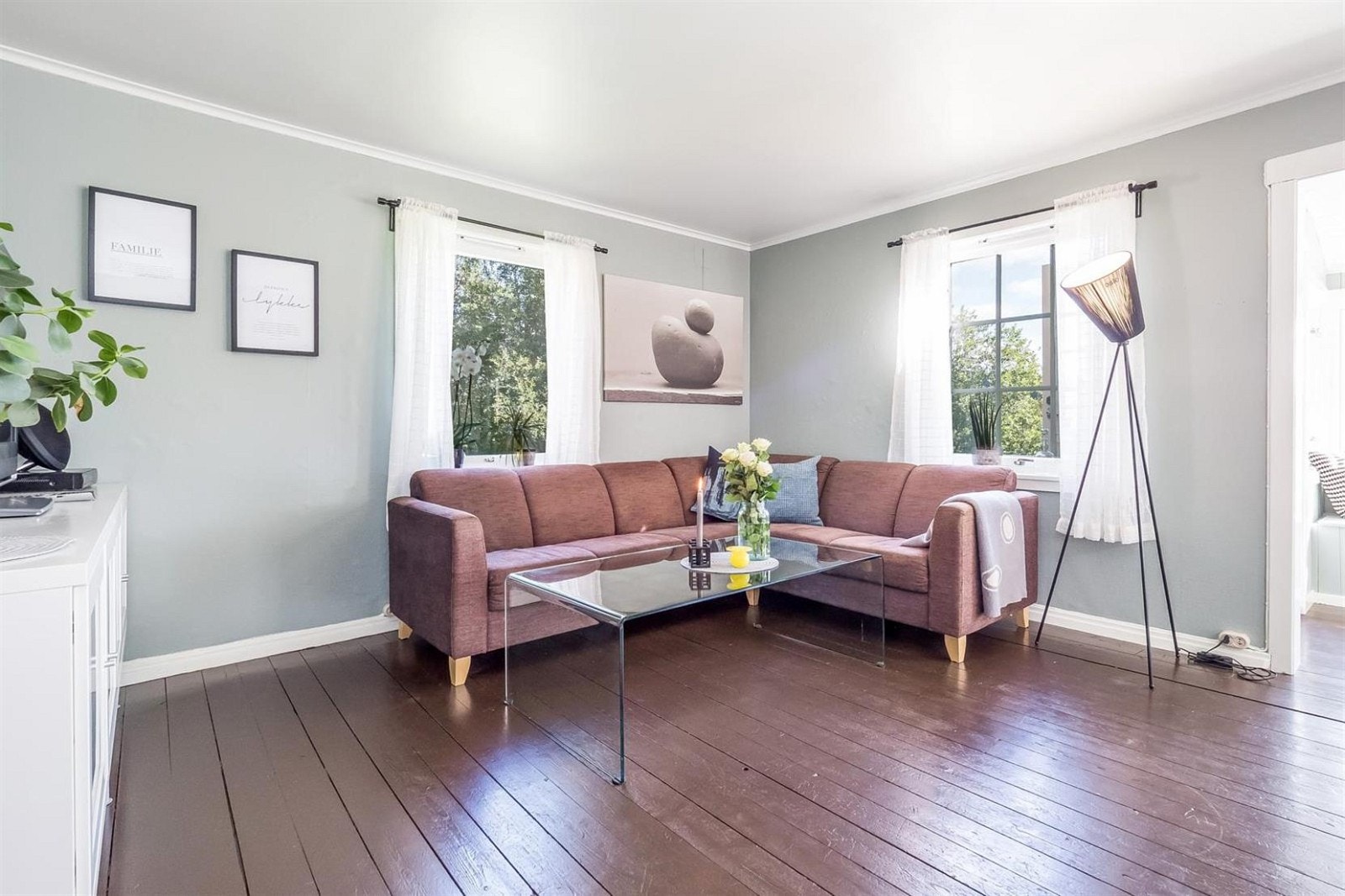 I stua er det god plass til sofagruppe og diverse møbelement. Galleribilde