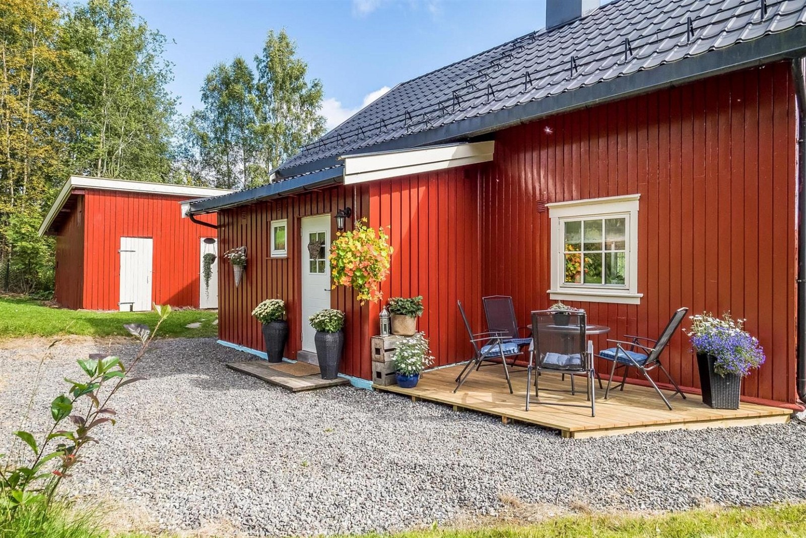 Koselig uteplass med morgensol. Galleribilde