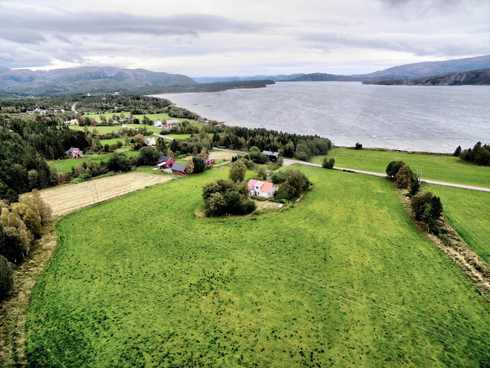Velkommen til Hamnesvegen 192, småbruk på ca. 93 daa. Galleribilde