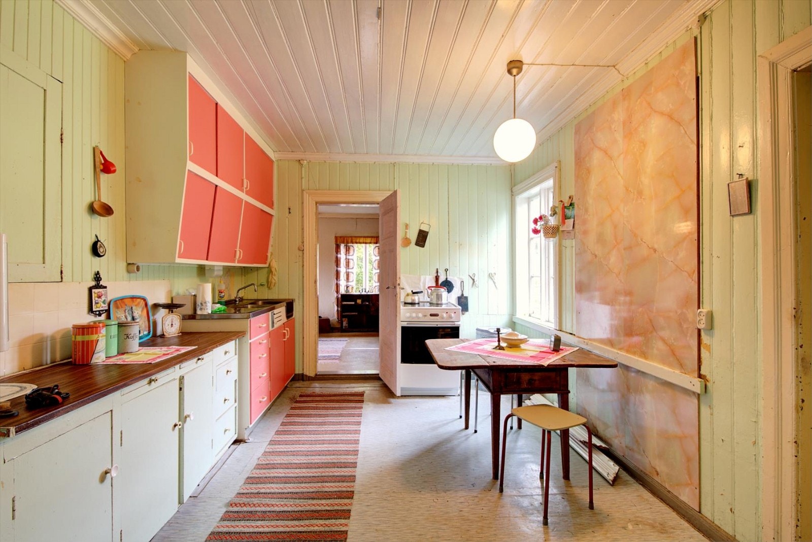 Kjøkken med standard fra 1950 tallet. Kjøkkeninnredning med varierende utførelse. Galleribilde