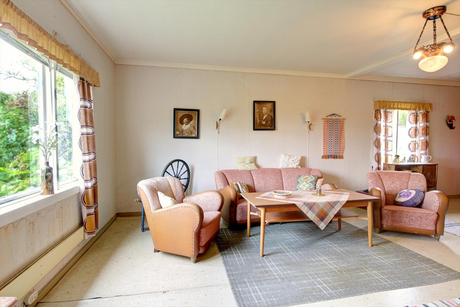 Innvendige overflater: Overflater trolig fra 1950 tallet og eldre. Totalrenovering av alle overflater må evt. påregnes. Galleribilde