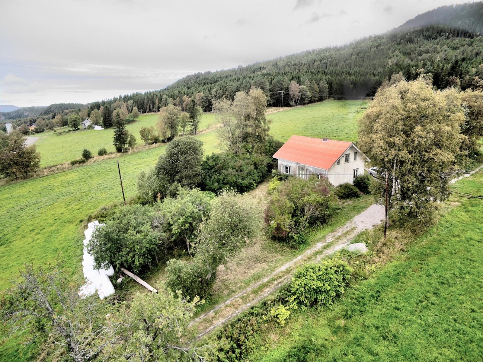 Gruset privat adkomstveg opp til eiendommen. Galleribilde