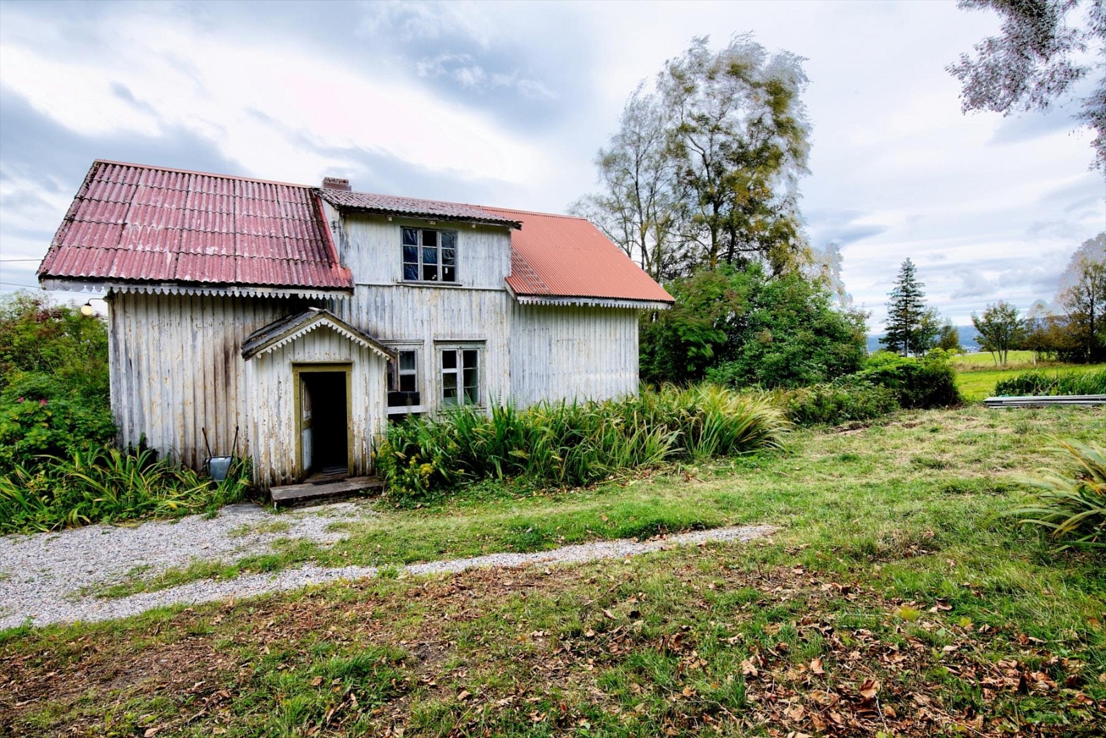 Potensiale for å lage et fint tilbaketrukket gårdstun. Galleribilde
