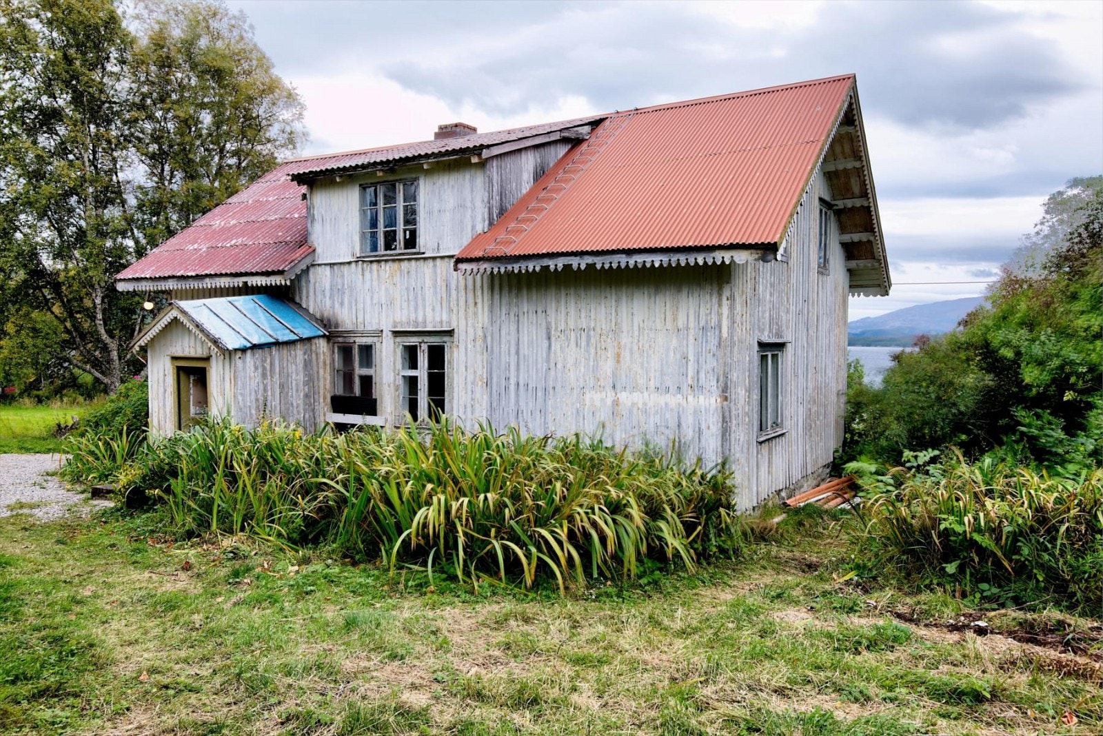 Eiendommen er bebygget med et våningshus antatt oppført rundt 1880. Galleribilde