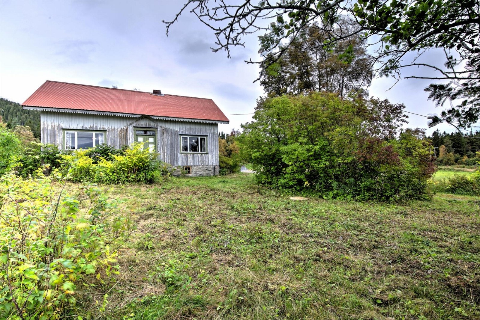 Huset er i meget dårlig teknisk tilstand, og den enkelte interessent må selv vurdere sanering eller totalrestaurering. Galleribilde