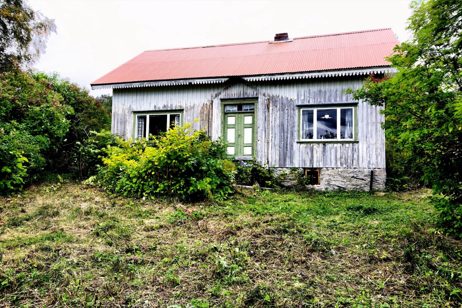 Huset er i meget dårlig teknisk tilstand, og den enkelte interessent må selv vurdere sanering eller totalrestaurering. Galleribilde