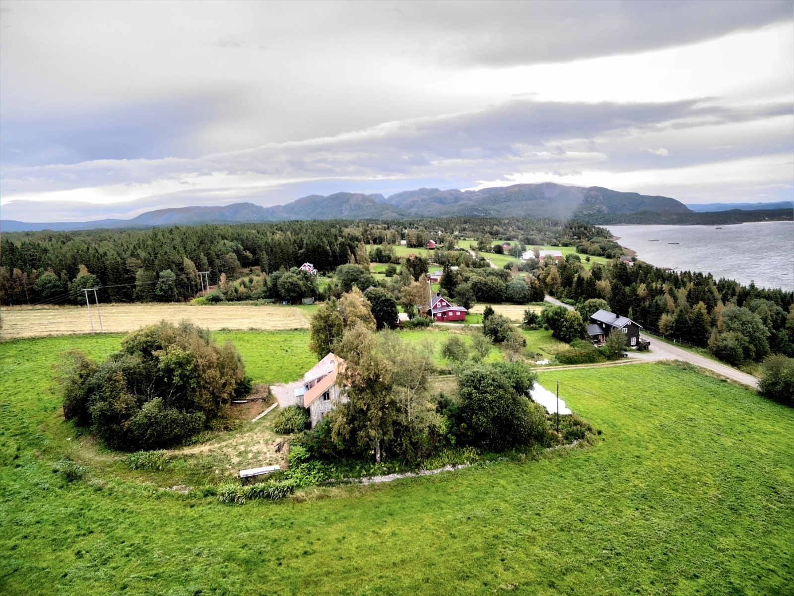 Nærområdet med spredt bebyggelse, og større landbruksarealer. Galleribilde