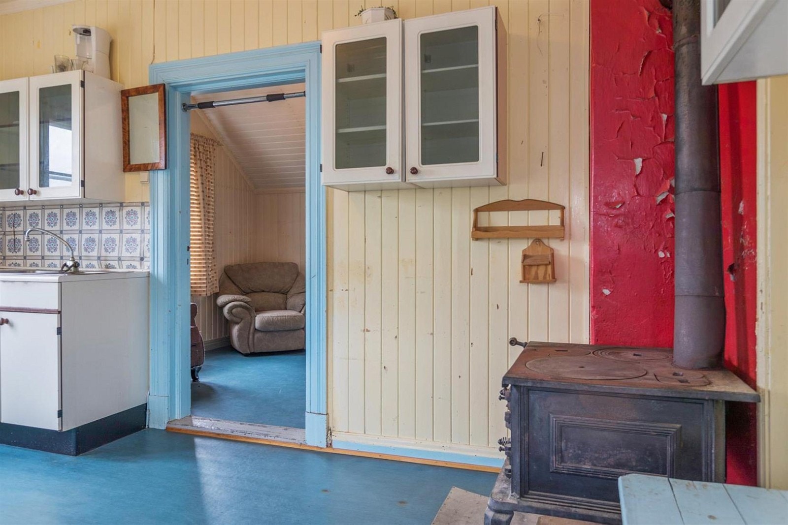 Kjøkken i andre etasje, med peis og inngang til soverom. Galleribilde