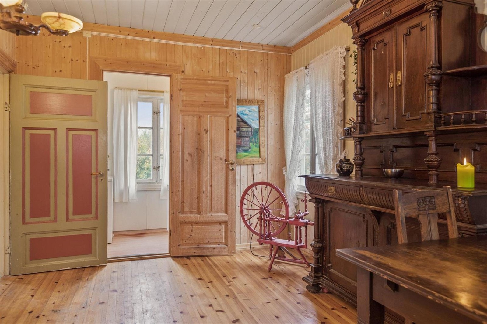 Stue i første etasje og inngang til bad. Galleribilde