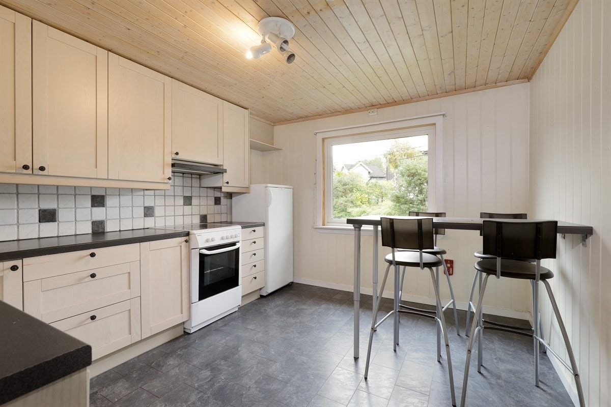 Kjøkkenet i første etasje er pent og funksjonelt i stilen med en hyggelig frokostplass. Galleribilde