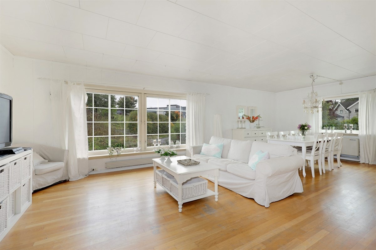 Romslig og ls stue med godt lysinnslipp fra vindusflatene. Galleribilde