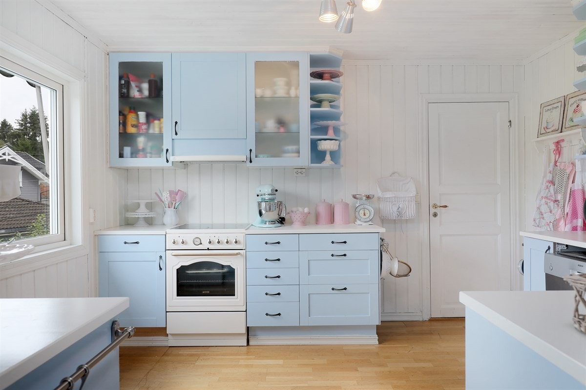 Kjøkkenet i andre etasje ble renovert i 2005 og har en takhøy innredning i yndig blått. Galleribilde