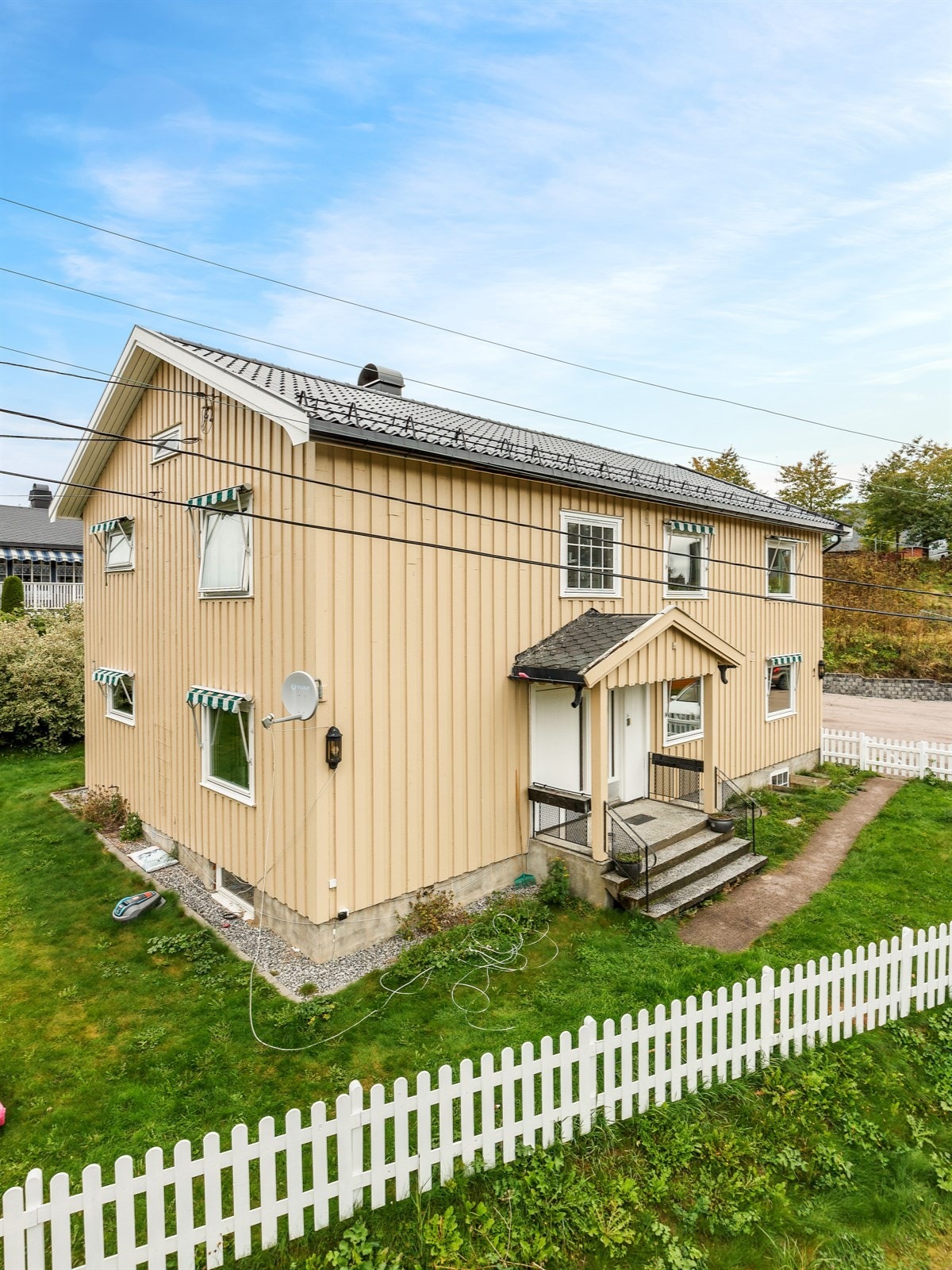 Boligen er noe utvendig oppgradert med tak fra 2008 og vinduer fra 2009/2010. Galleribilde