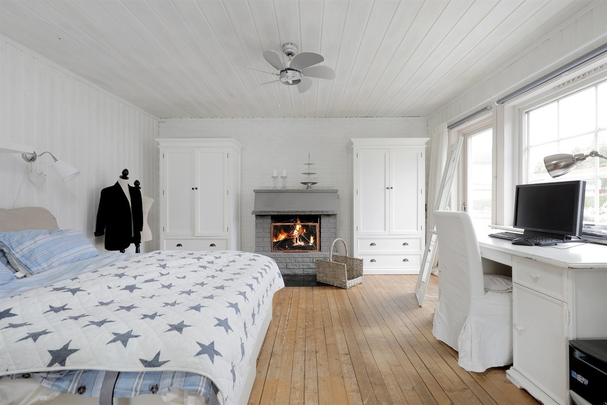 Spisestue med peis i andre etasje benyttes som et tredje soverom. Galleribilde