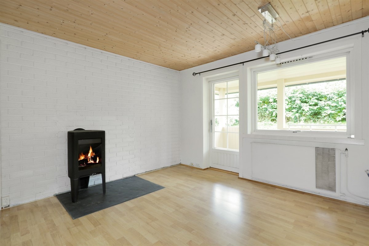 Rommet får godt lysinnslipp fra store vinduer på en side og sjarmerende blyglassvinduer på en annen side. Galleribilde