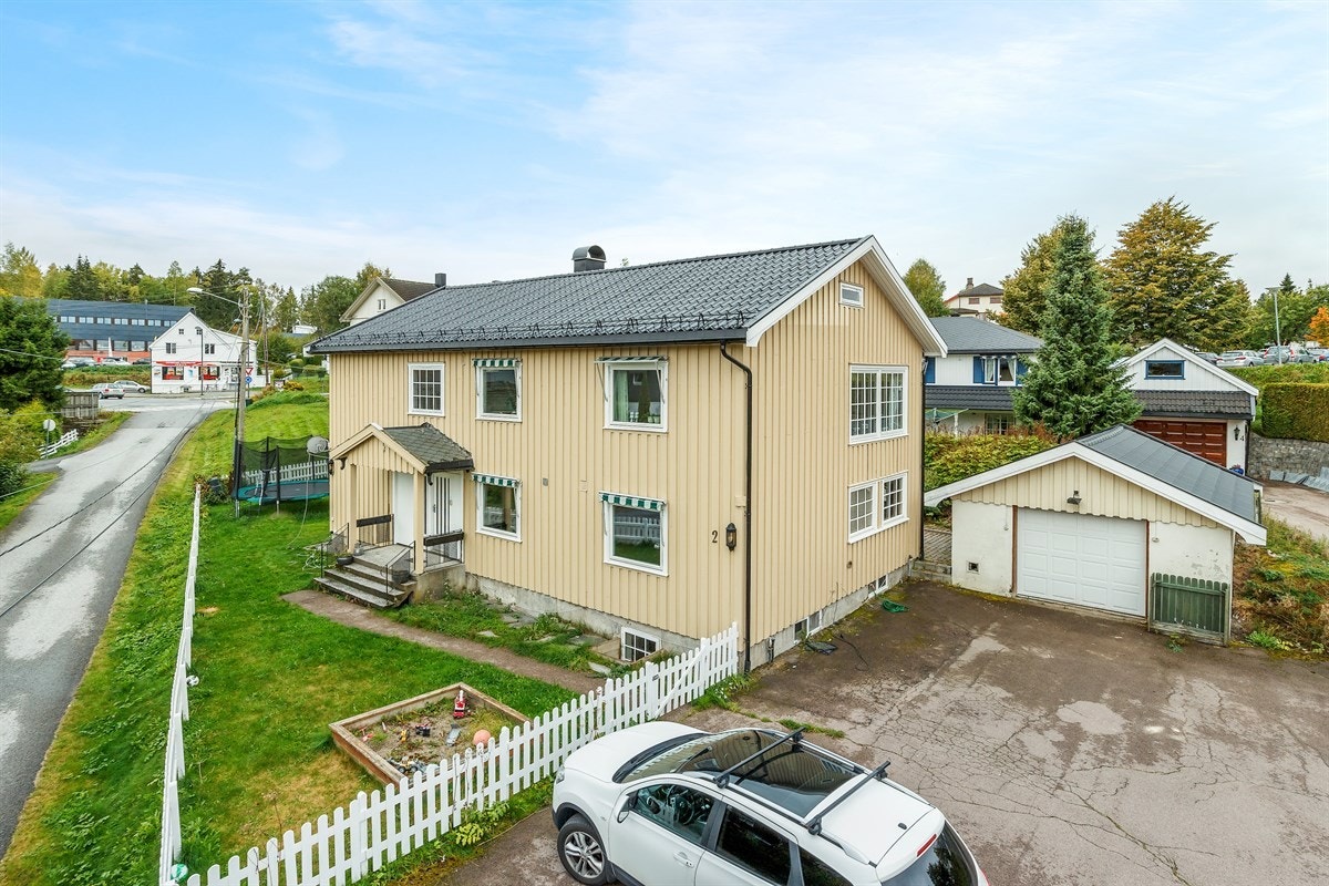 I hagen finner man frodige prydbusker og sandkasse til de minste. Galleribilde