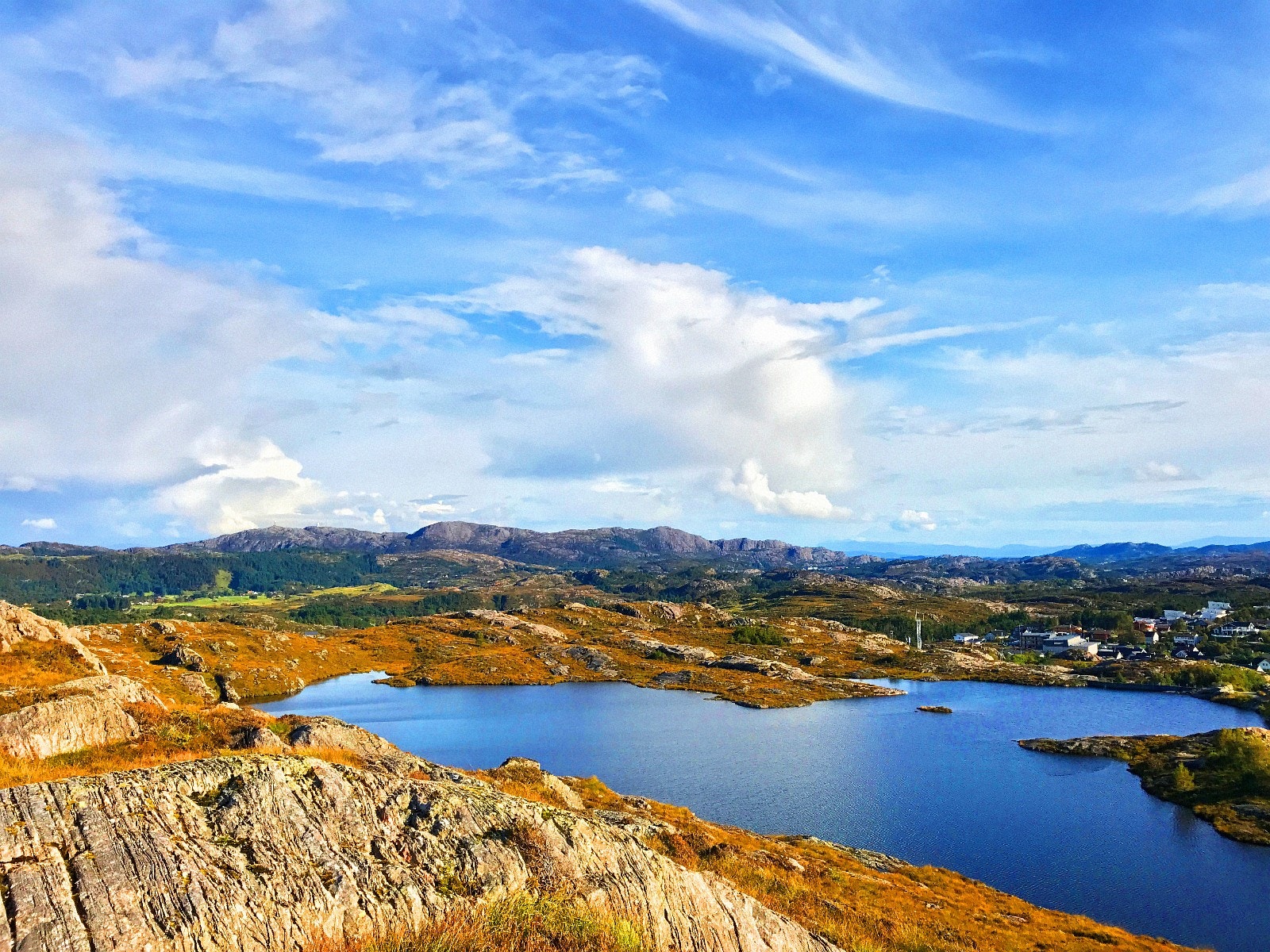 Utsikt fra Signalfjellet mot sør-øst. Her ser du Signalvatnet i forkant, så boligfeltet og resten av Halsvarden/Ulveset lengre nedover og Liatårnet i bakgrunnen. Galleribilde