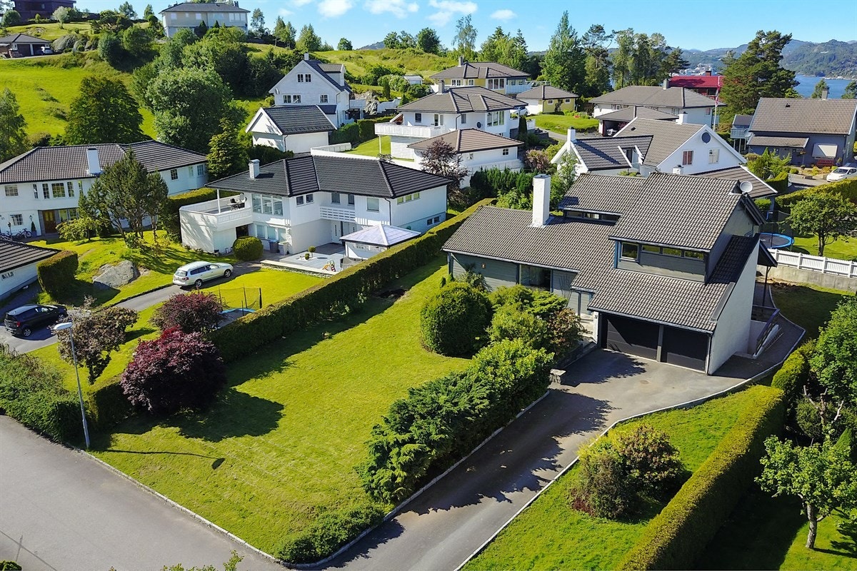 Eiendommen har gode solforhold og en lettstelt hage som vender mot sør og vest. Galleribilde