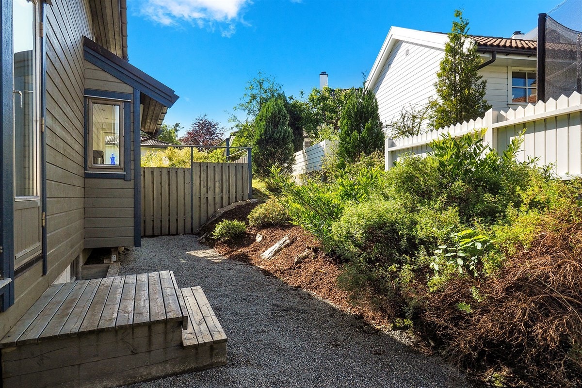 Fra spisestuen er det utgang til nordsiden av huset. Galleribilde