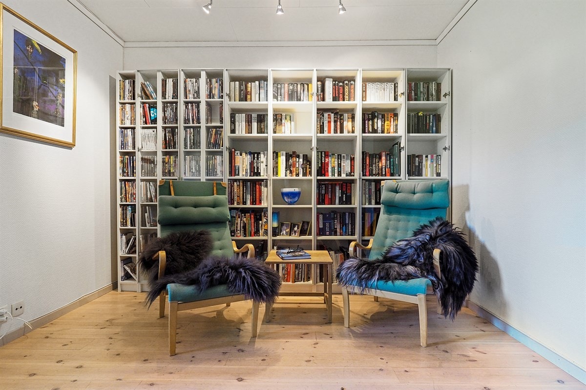 Bibliotek og kontor. Har tidliger vært brukt som praktikantdel. Galleribilde
