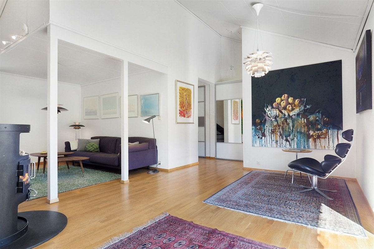 Forstue mot hall Galleribilde