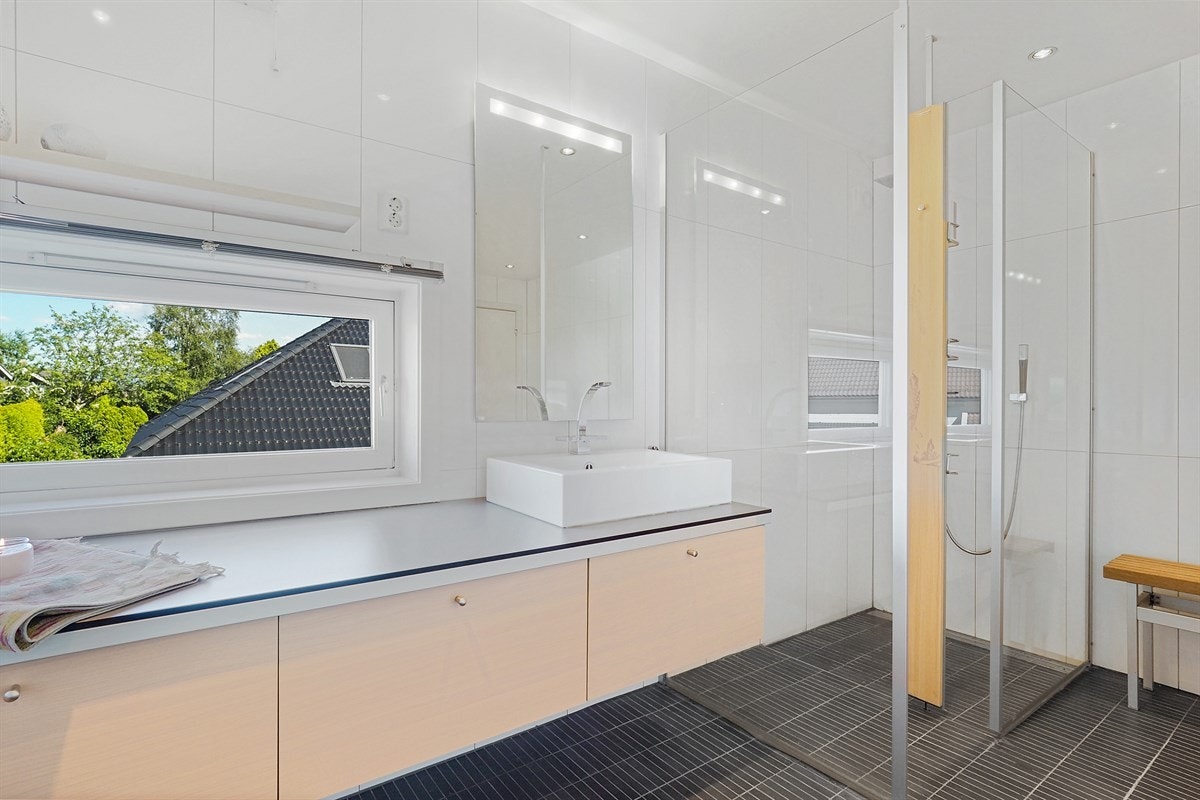 Badet har HTH innredning og stor dusjnisje. Galleribilde