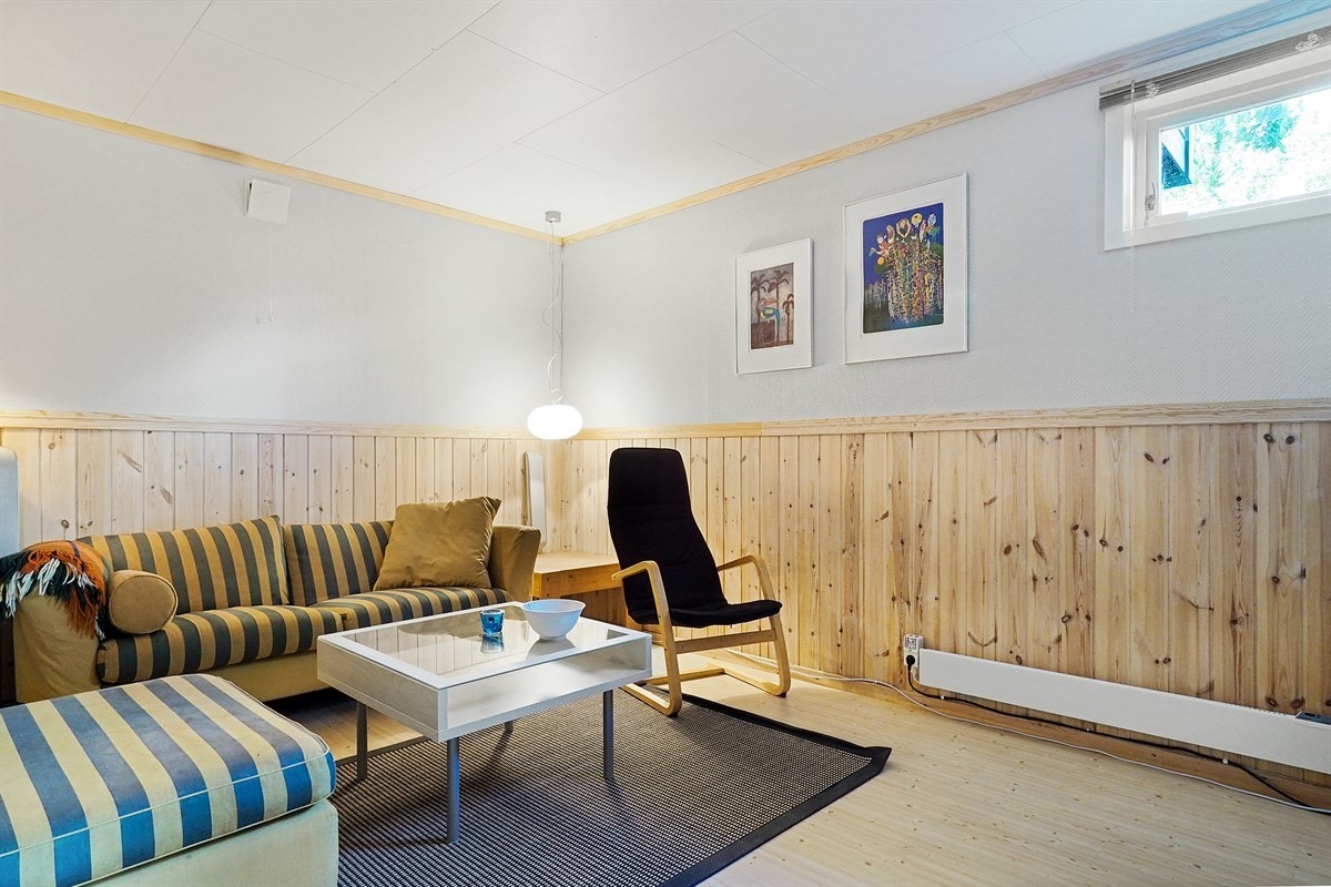Kjellerstue i underetasje - kjekt for ungdommene å kunne gjemme seg litt vekk. Galleribilde
