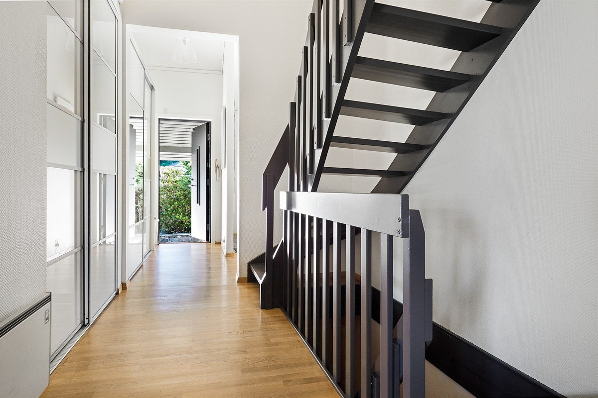 Vindfang/gang med stor skyvedørsgarderobe. Galleribilde