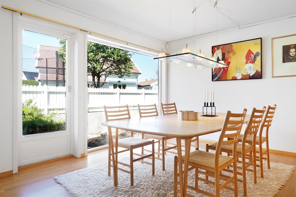 Store vindusflater med utgang til hage. Galleribilde