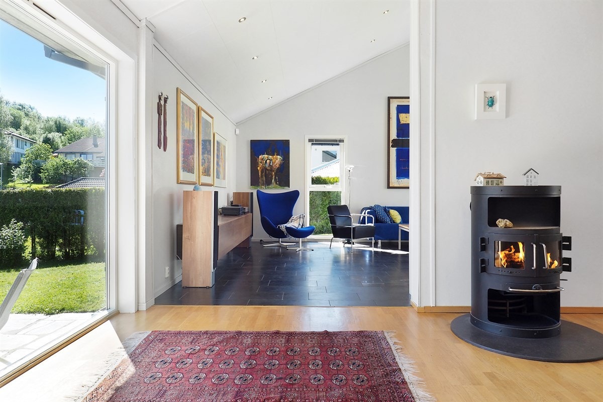 Forstuen har også peisovn til kalde vinterkvelder. Galleribilde