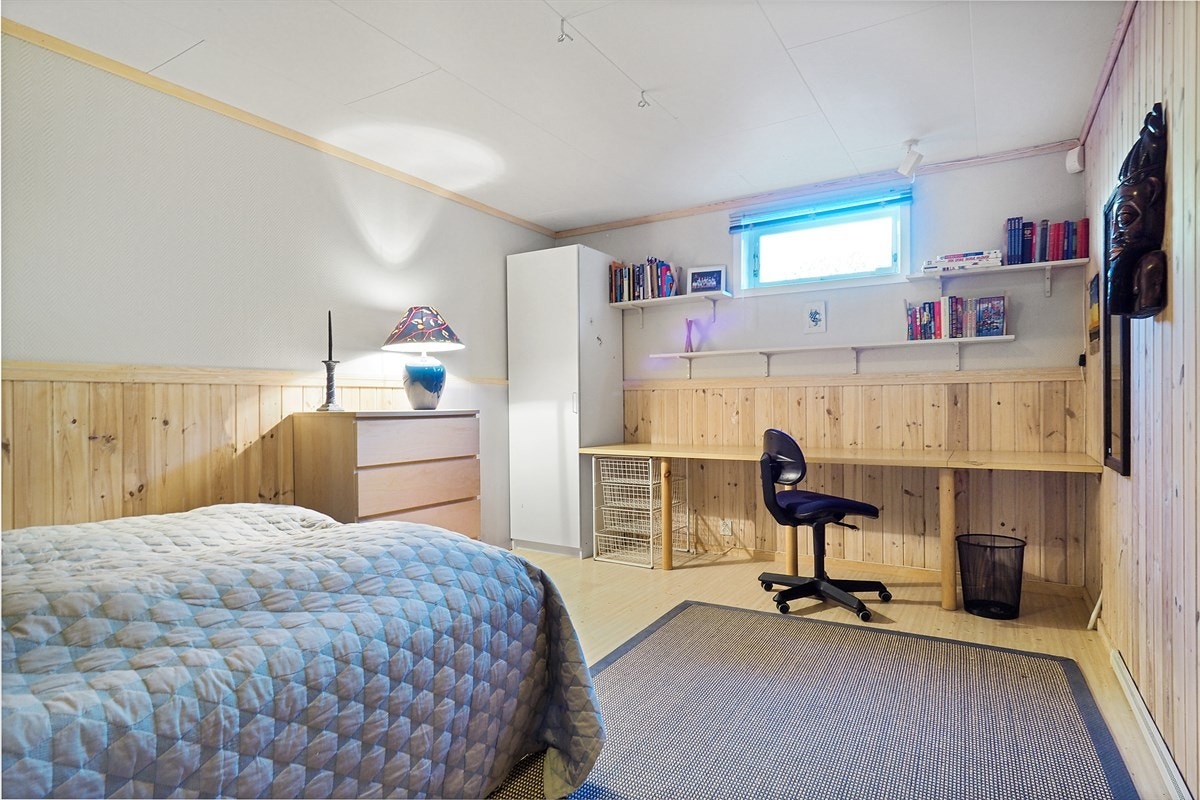 Kjellerrom. Er i dag innredet som soverom. Galleribilde