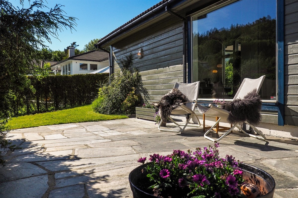 Her kan man nyte solrike dager og se på barna som leker i hagen. Galleribilde