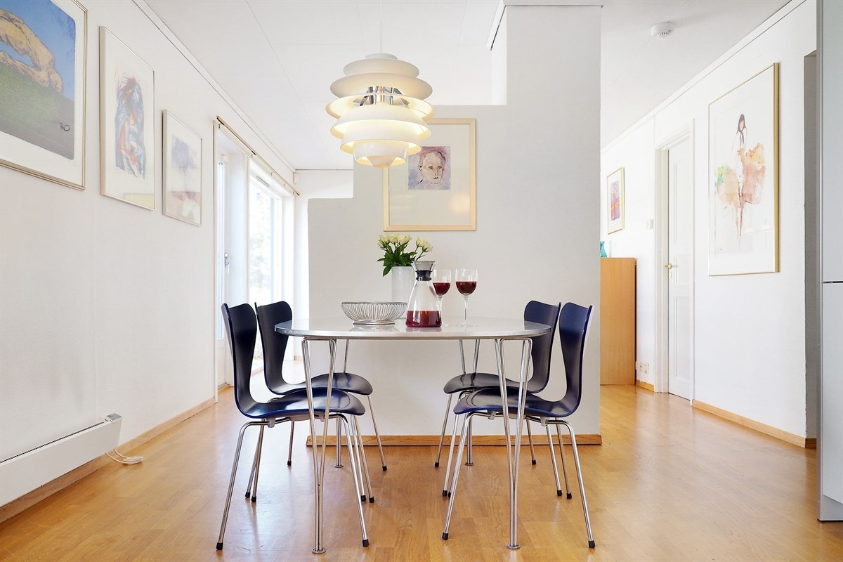 Praktisk med spiseplass på kjøkken for raske frokoster. Galleribilde