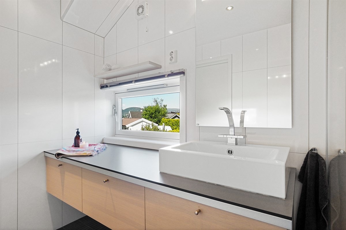 Badet har to separate vasker med innredning. Galleribilde