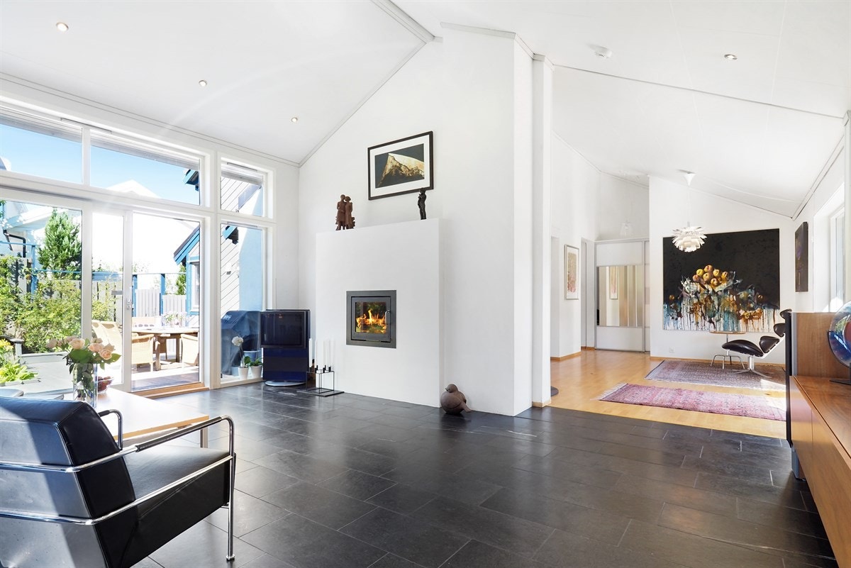 I stuen er det store indusflater og skyvedør til hagen. Galleribilde