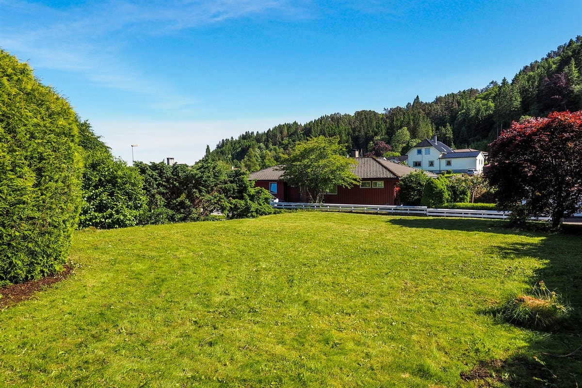 I hagen er det god plass til både fotballmål og trampoline. Galleribilde