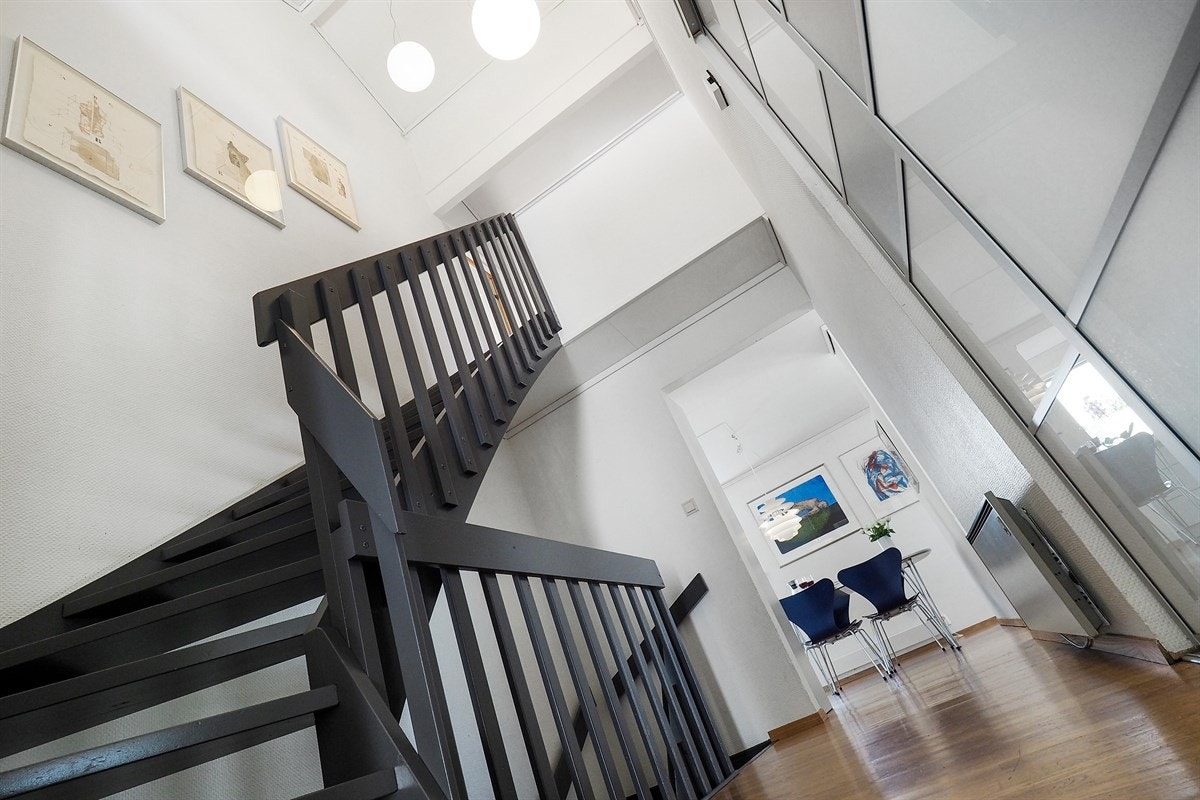 Trappen er nymalt. Galleribilde