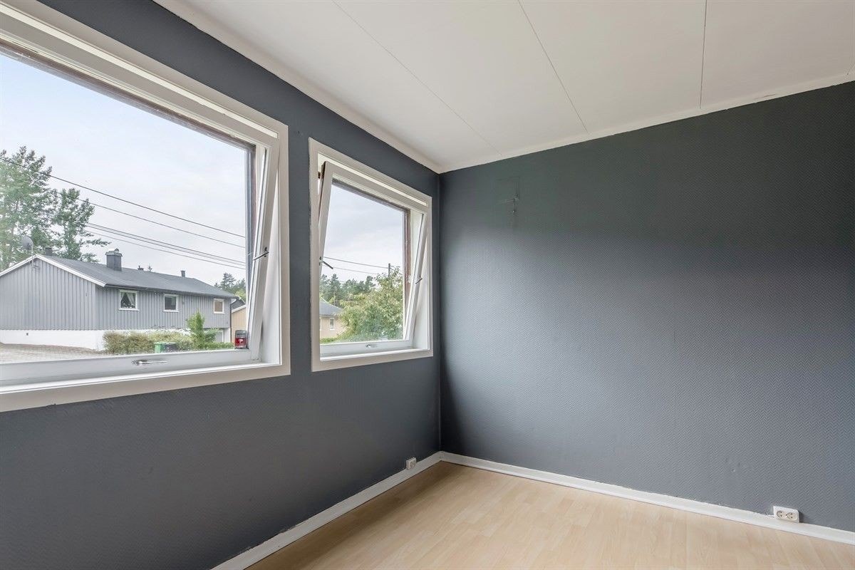 Soverom 1. Store fine Vinduer på bakkeplan. Galleribilde