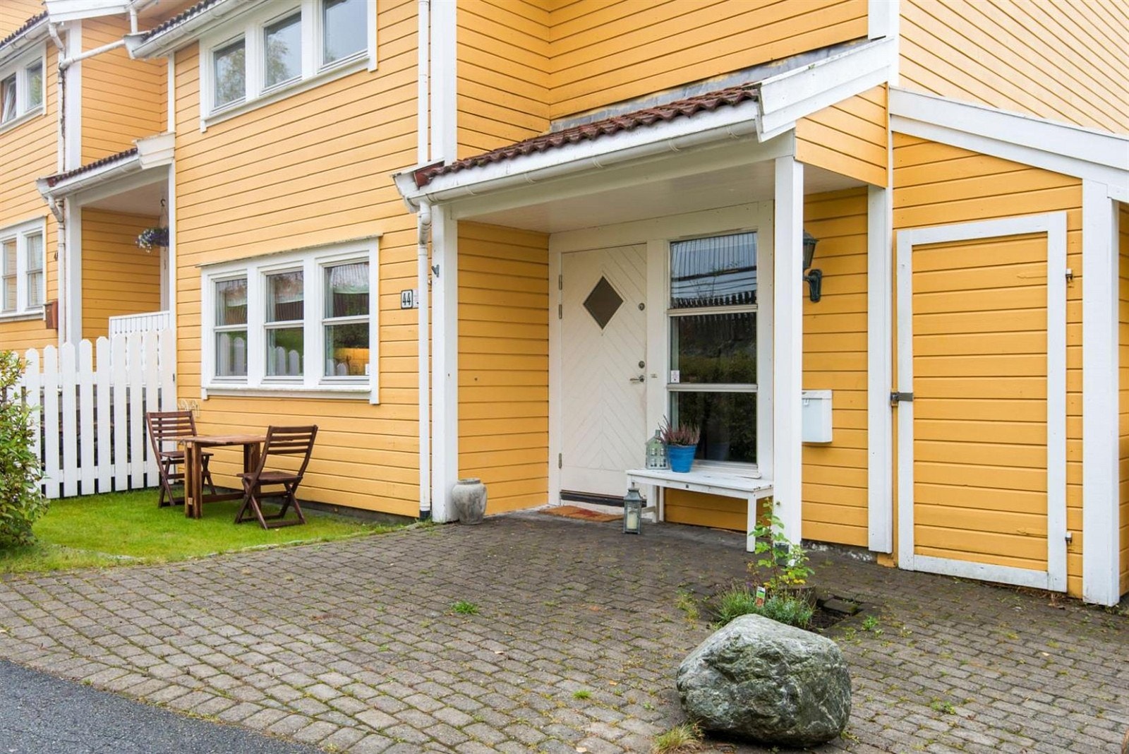 Steinlagt inngangsparti Galleribilde