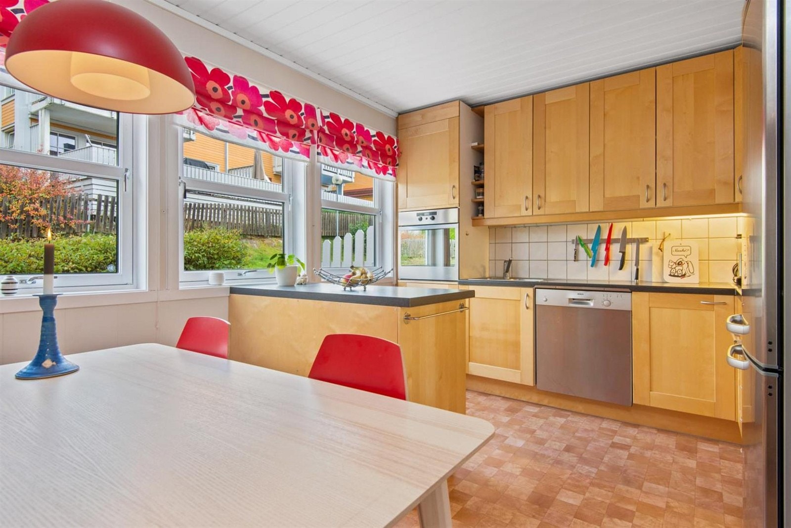 Integrert oppvaskmaskin og komfyr Galleribilde