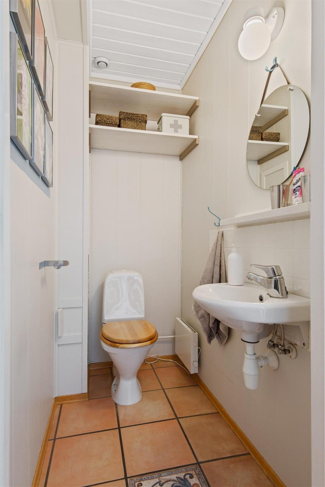 Separat WC med håndvask Galleribilde