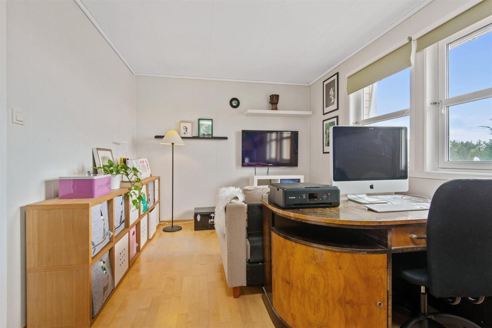 Romslig soverom som i dag benyttes som gjesterom/kontor/TV-stue. Galleribilde