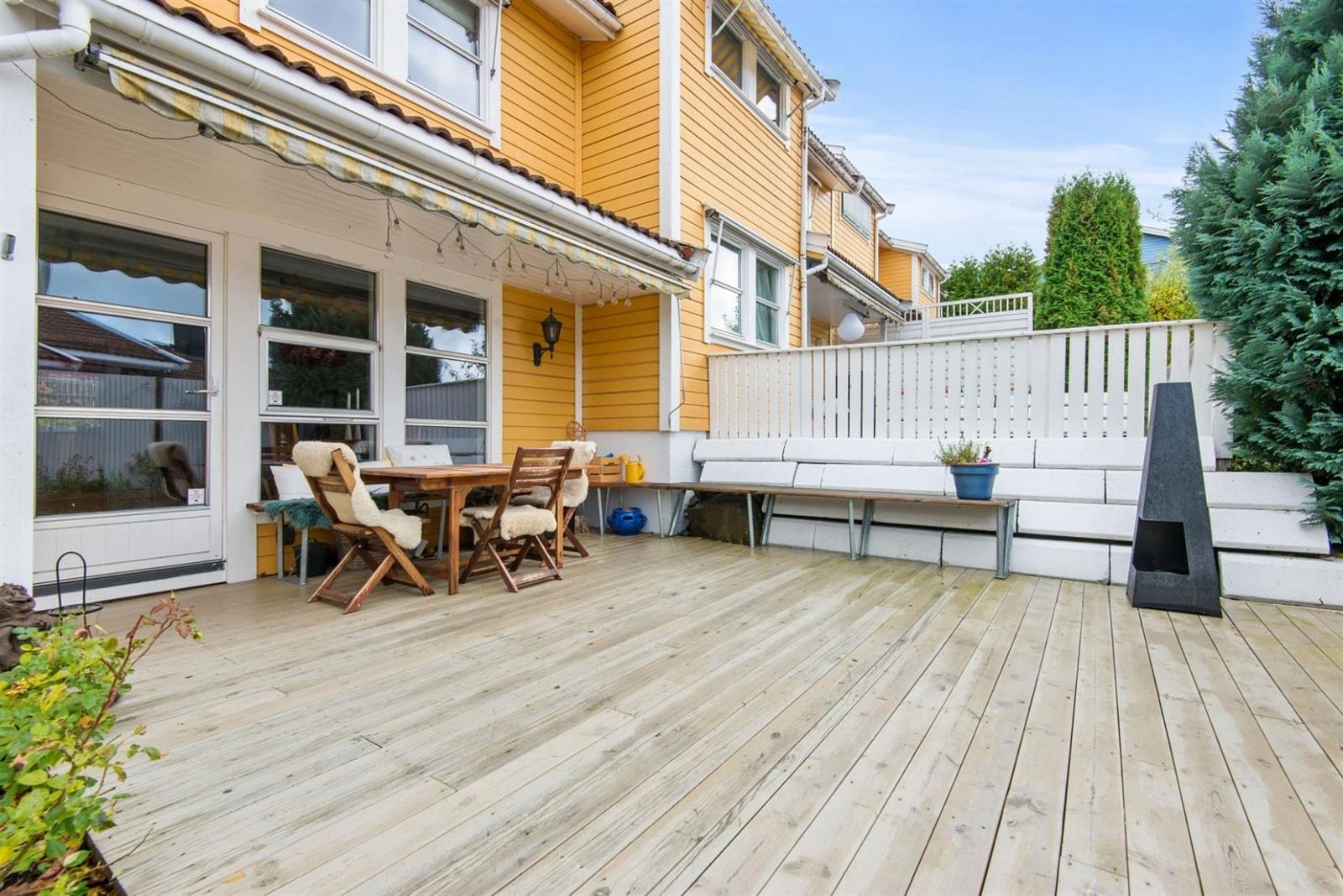 Stor terrasse på baksiden av huset. Galleribilde