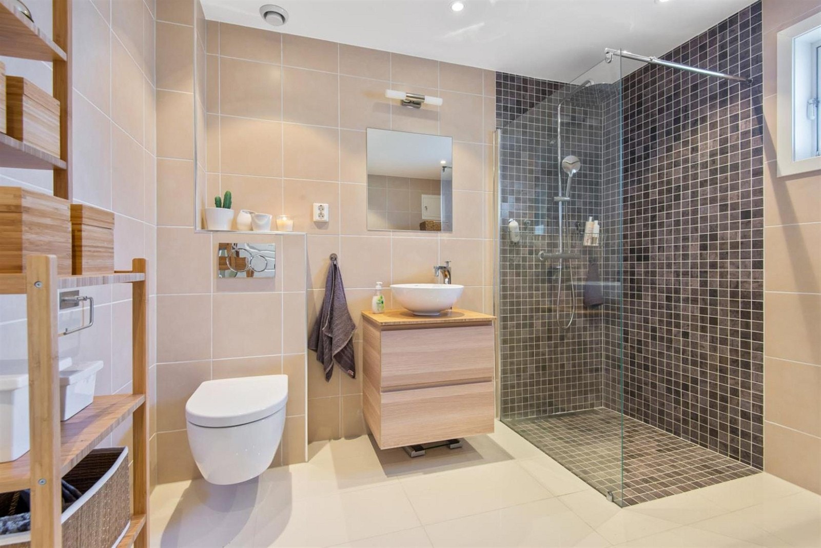 Lekkert flislagt bad fra 2017 Galleribilde