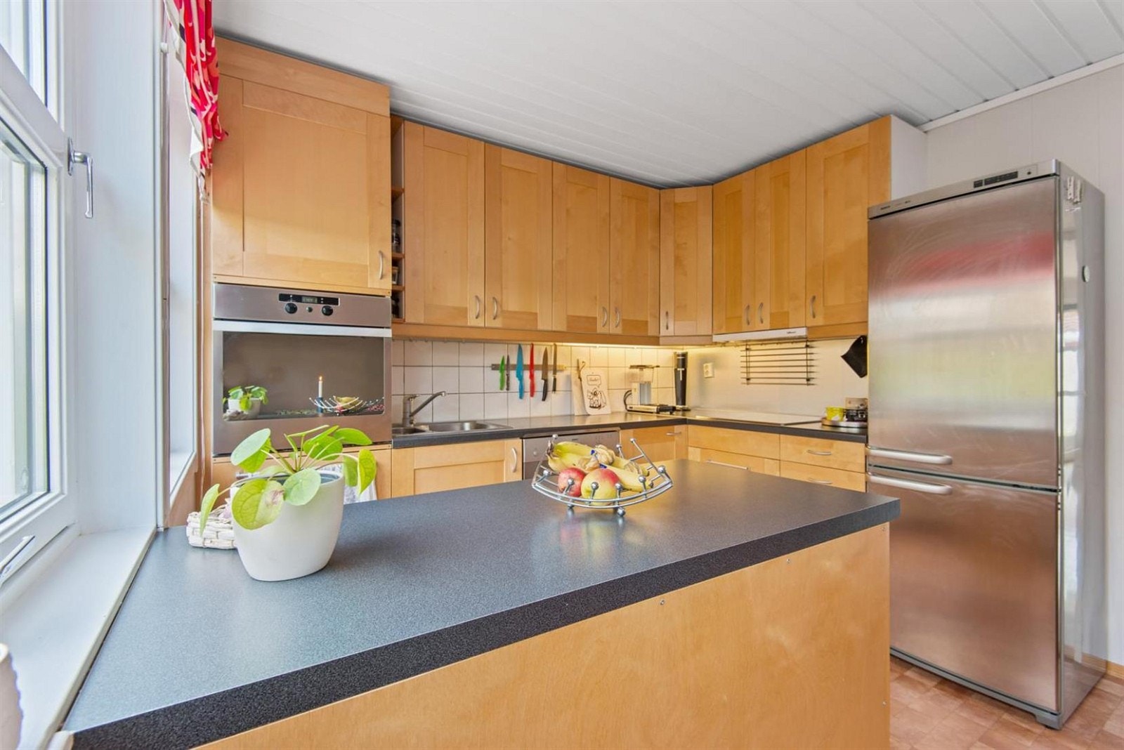 Lyst og hyggelig kjøkken. Galleribilde