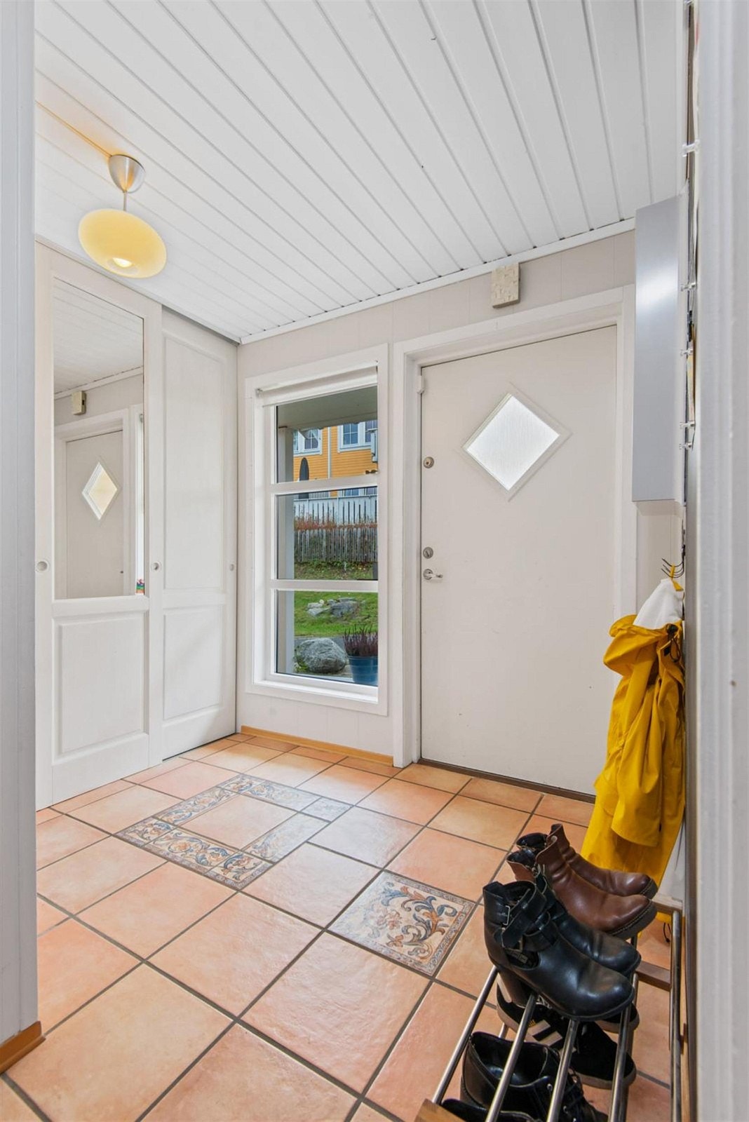 Flislagt gang med garderobe Galleribilde