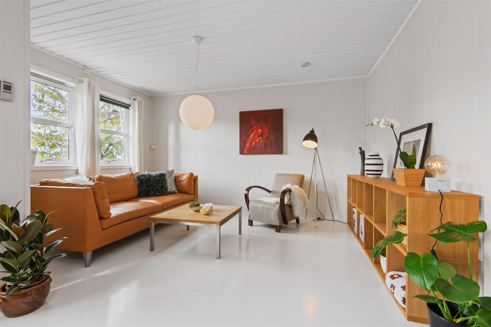 Hyggelig stue med store lysflater Galleribilde