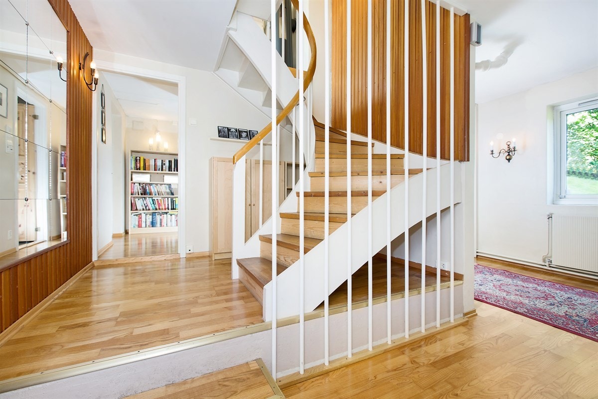 Gang med trapp opp til 1. etg. Galleribilde