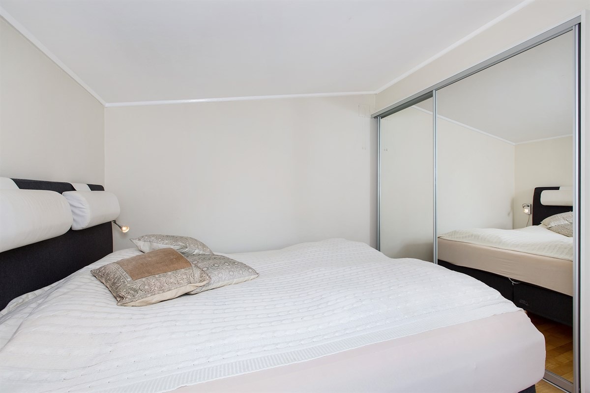 Hovedsoverom med skyvedørsgarderobe Galleribilde