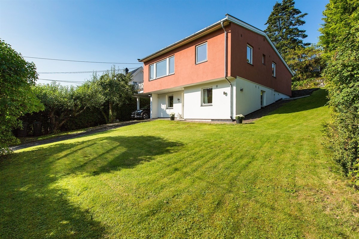 Fasade med hage Galleribilde